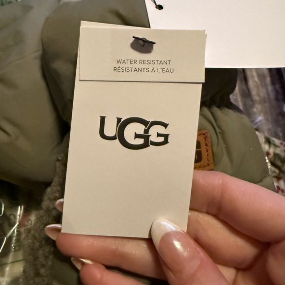 NWT UGG Women's UGGFluff Mittens - Picture 3 of 3
